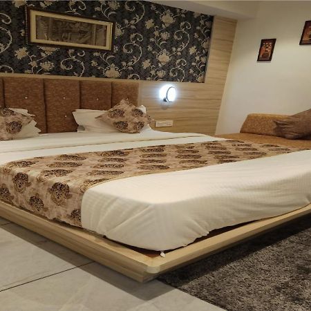 Hotel Lotus Villa Ahmedabad Exteriör bild