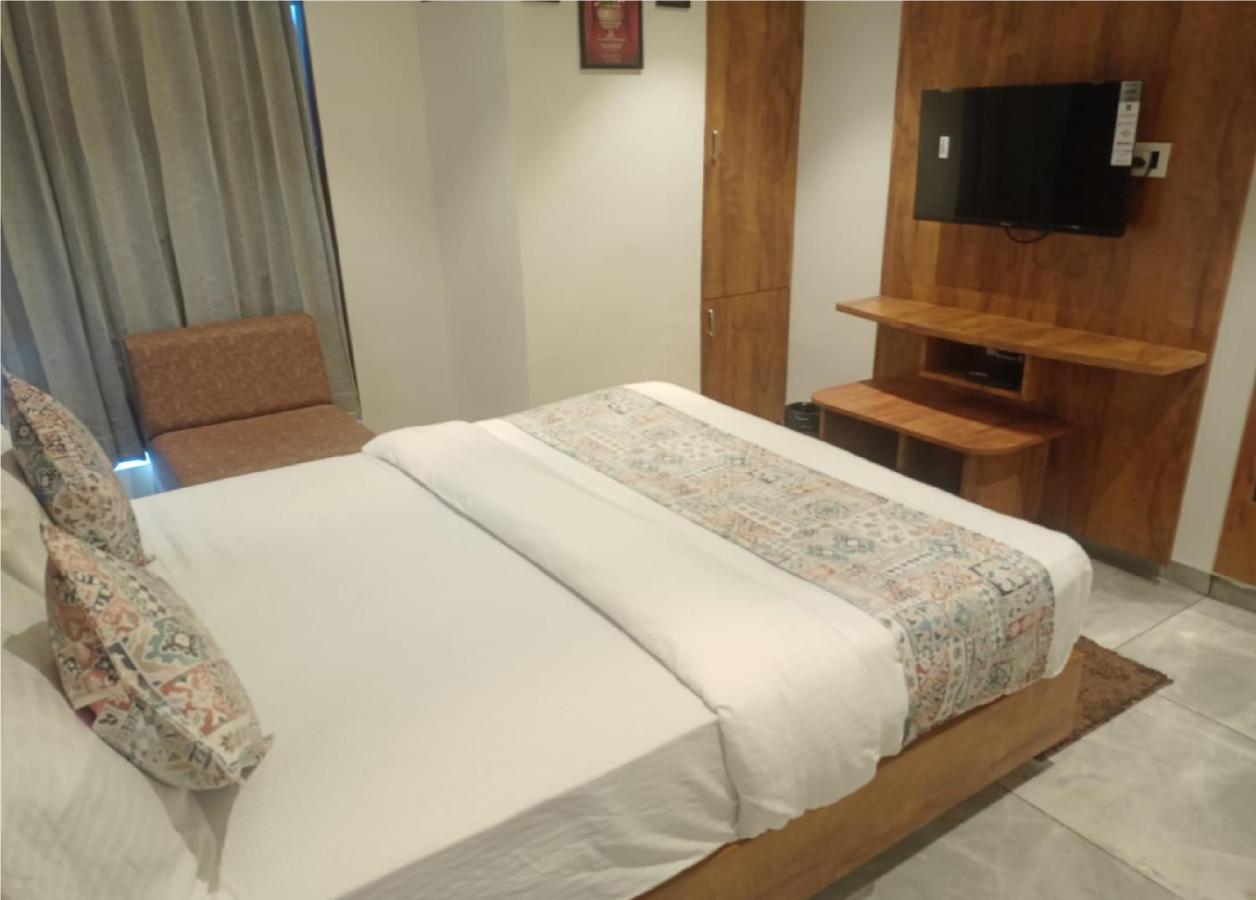 Hotel Lotus Villa Ahmedabad Exteriör bild